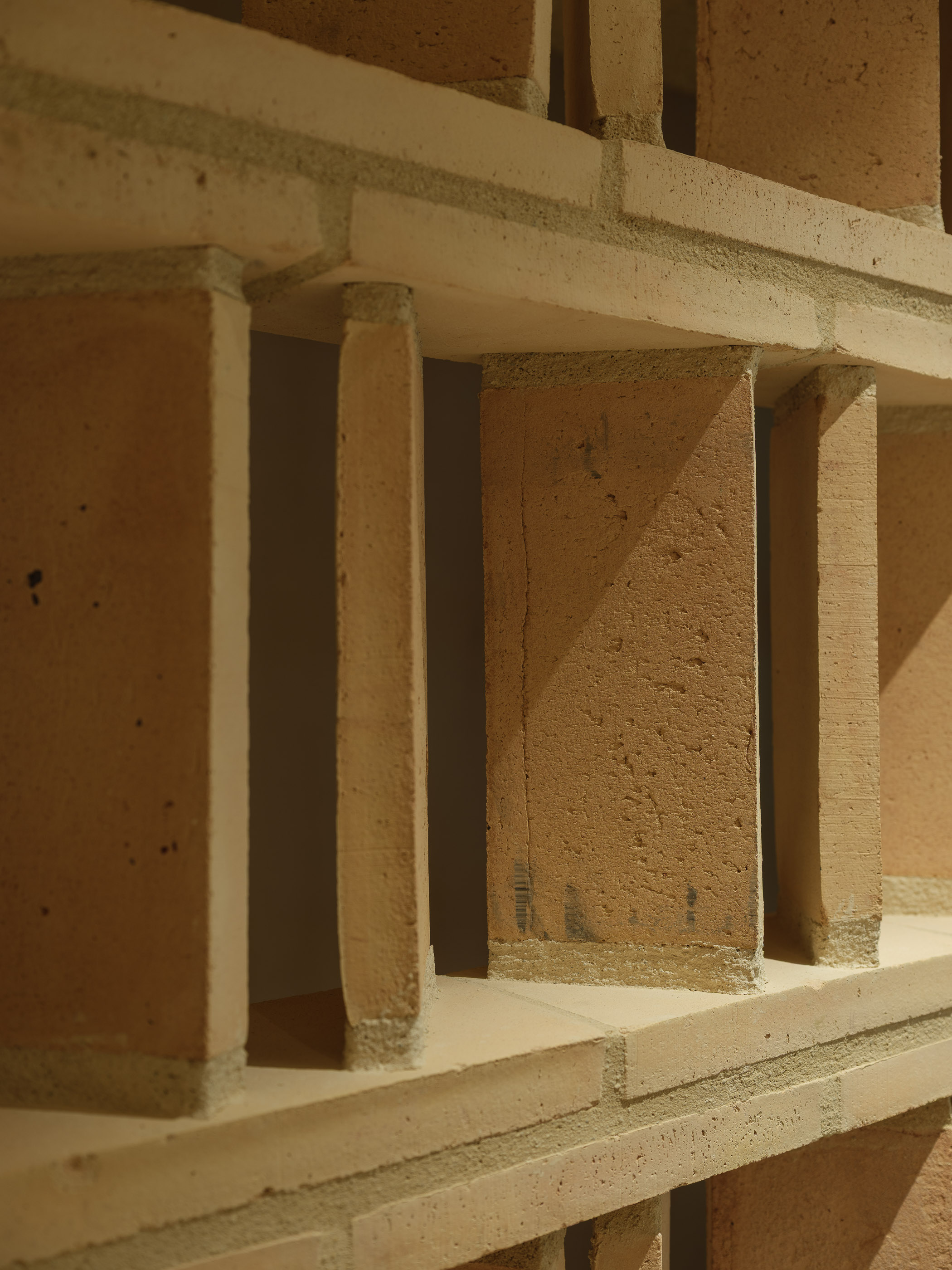 Interior d'un SPA d'hotel reformat al Maresme per a [Nom del teu Despatx]. Disseny arquitectònic minimalista amb llum zenital, tons càlids i materials naturals per a la zona d'aigües.