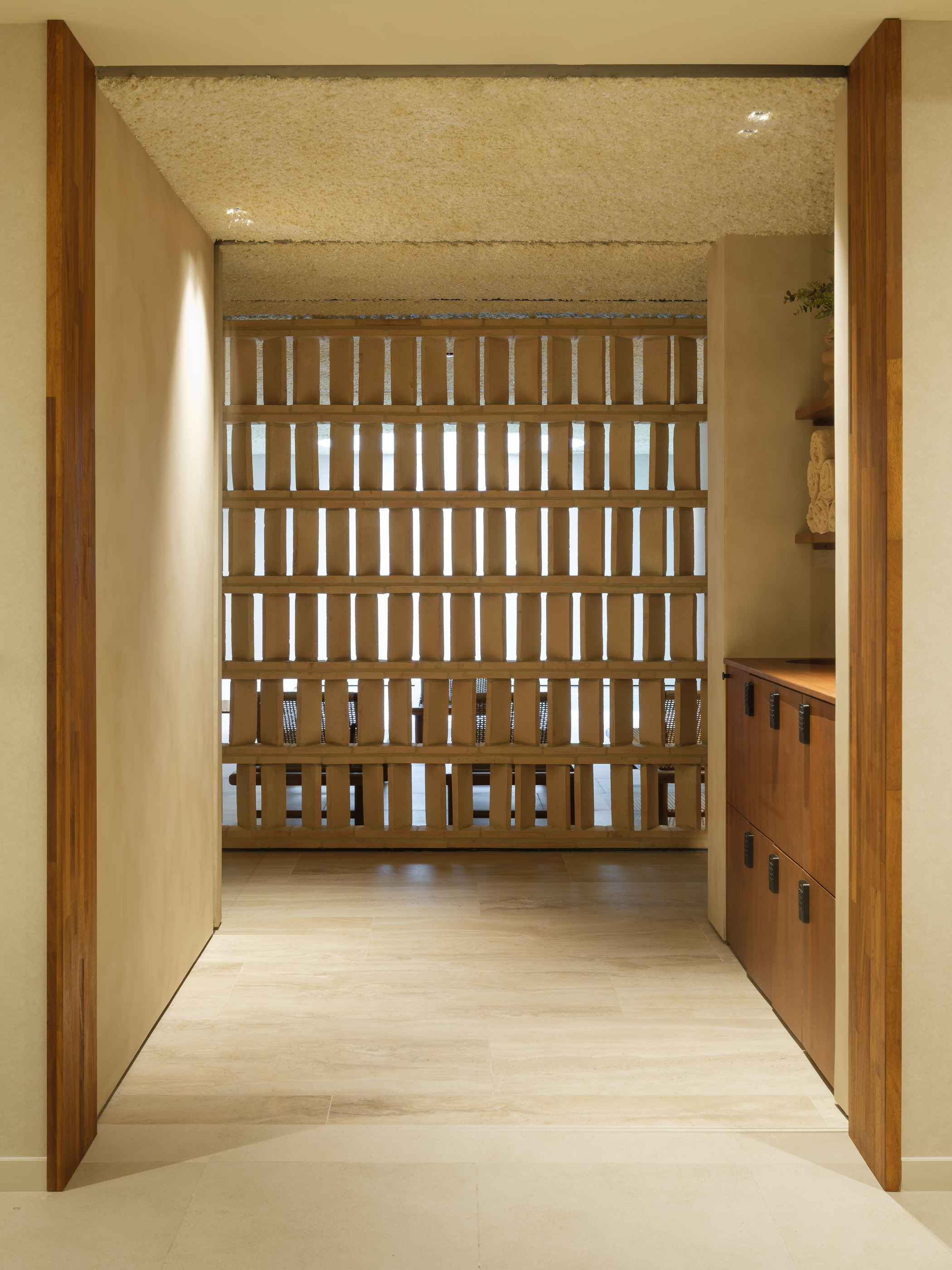 Interior d'un SPA d'hotel reformat al Maresme per a [Nom del teu Despatx]. Disseny arquitectònic minimalista amb llum zenital, tons càlids i materials naturals per a la zona d'aigües.
